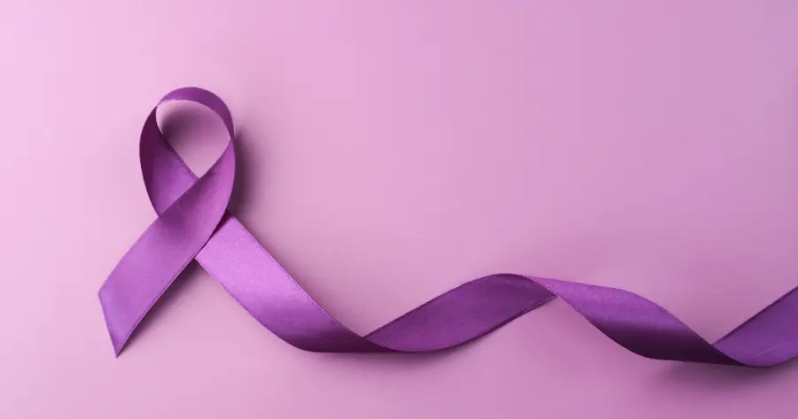 Disturbi alimentari: a Trento la fontana del Nettuno si illumina di viola per il Fiocchetto lilla